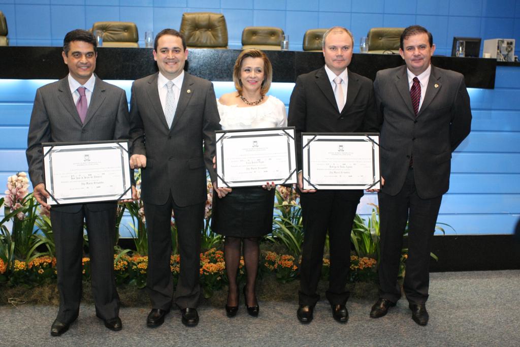 Imagem: Homenageados com Título de Cidadão Sul-Mato-Grossense ao lado dos deputados Marcio Fernandes e Eduardo Rocha.