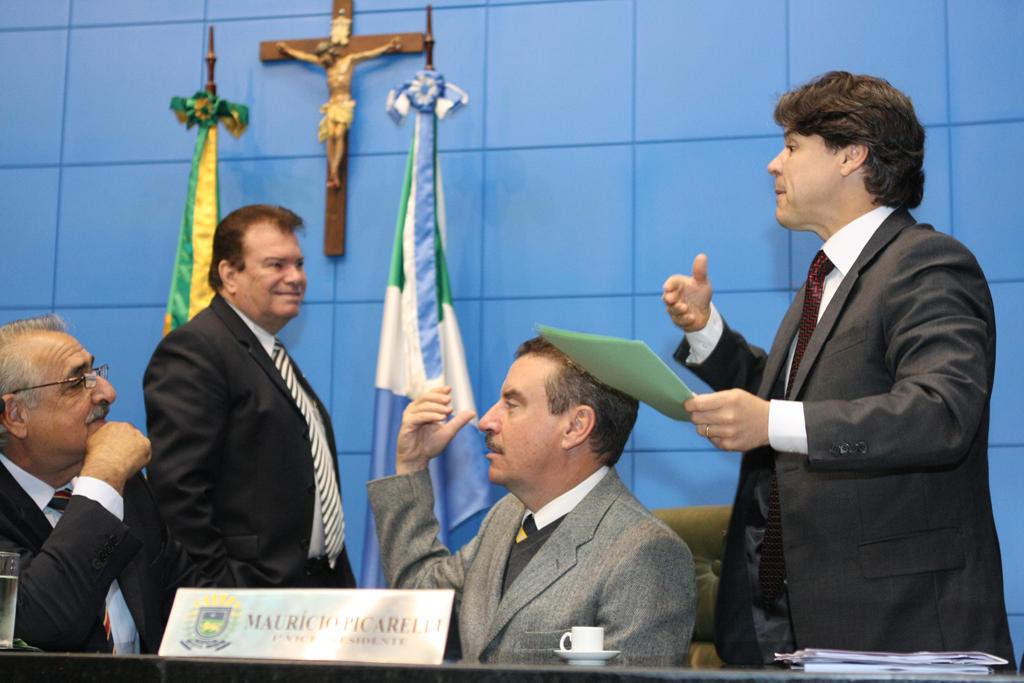 Imagem: Deputados que compõem a Mesa Diretora durante a sessão desta quinta-feira.