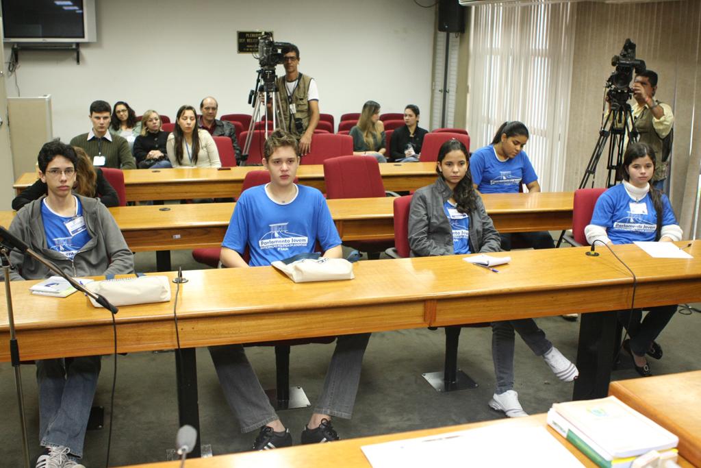 Imagem: Deputados estudantes aprovaram dois projetos de lei em sessão realizada nesta sexta-feira.