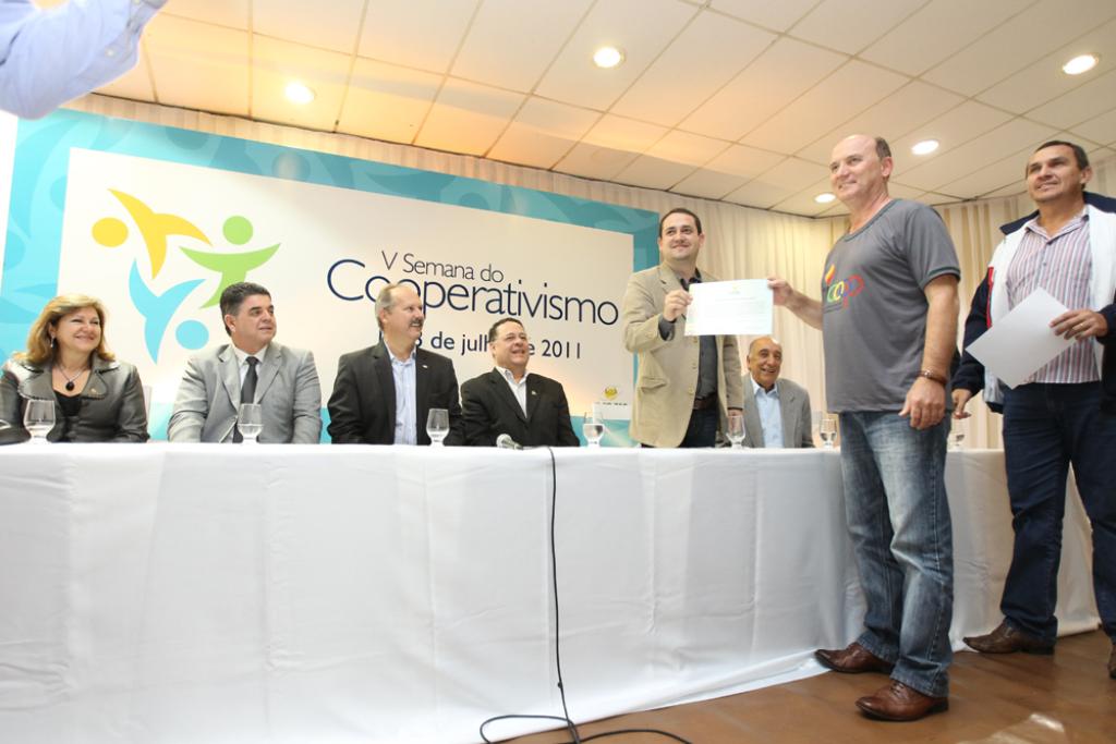 Imagem: Deputado Marcio Fernandes entrega diploma a cooperativa de São Gabriel do Oeste