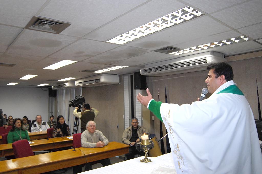 Imagem: Missa de julho foi celebrada no plenarinho da Assembleia e reuniu vários fieis.