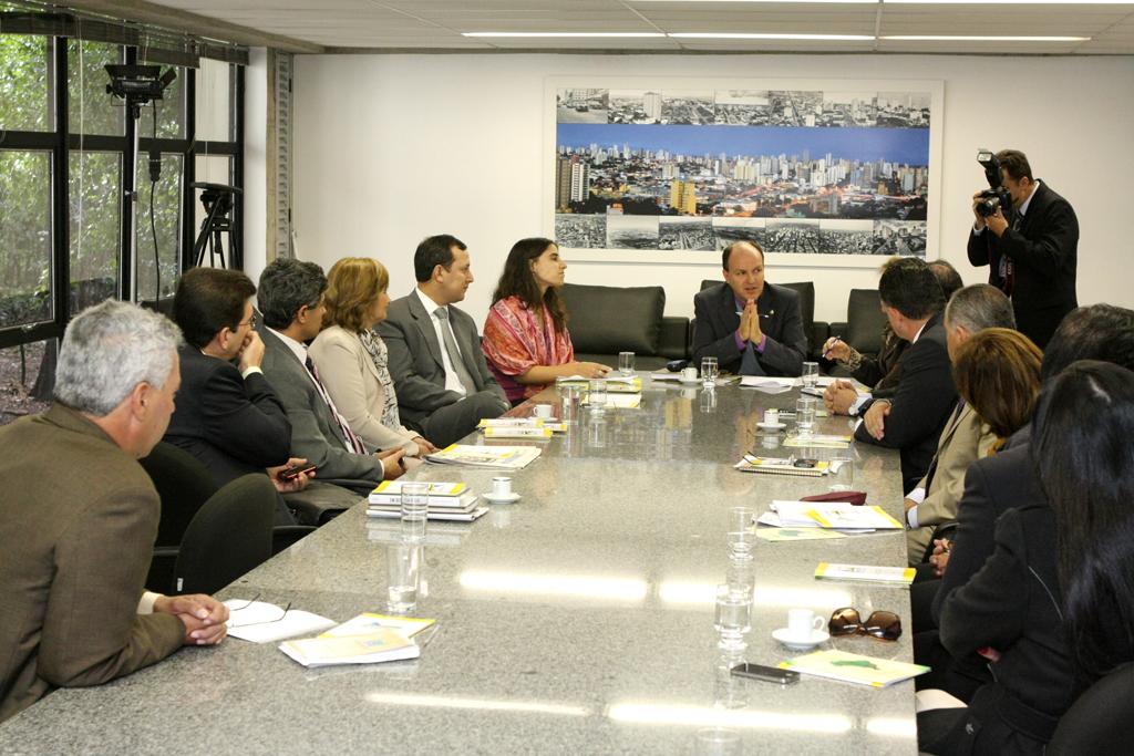 Imagem: Reunião entre deputados e representantes da Organização Internacional do Trabalho e Fundação Estadual do Trabalho aconteceu nesta terça-feira na AL.