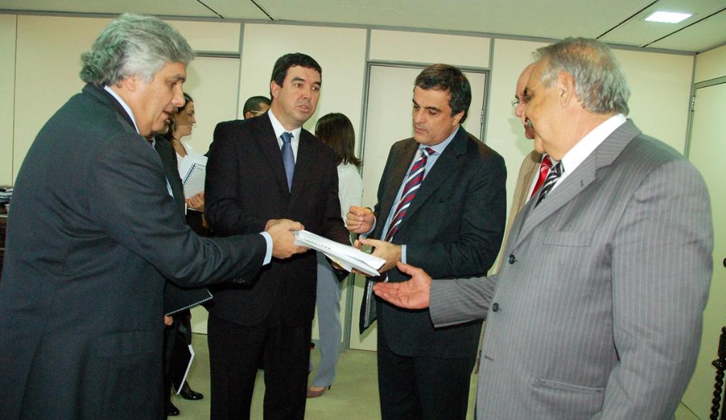 Imagem: Deputados Jerson Domingos e Laerte Tetila, juntamente com senador Delcídio, entregando projeto ao ministro da Justiça.