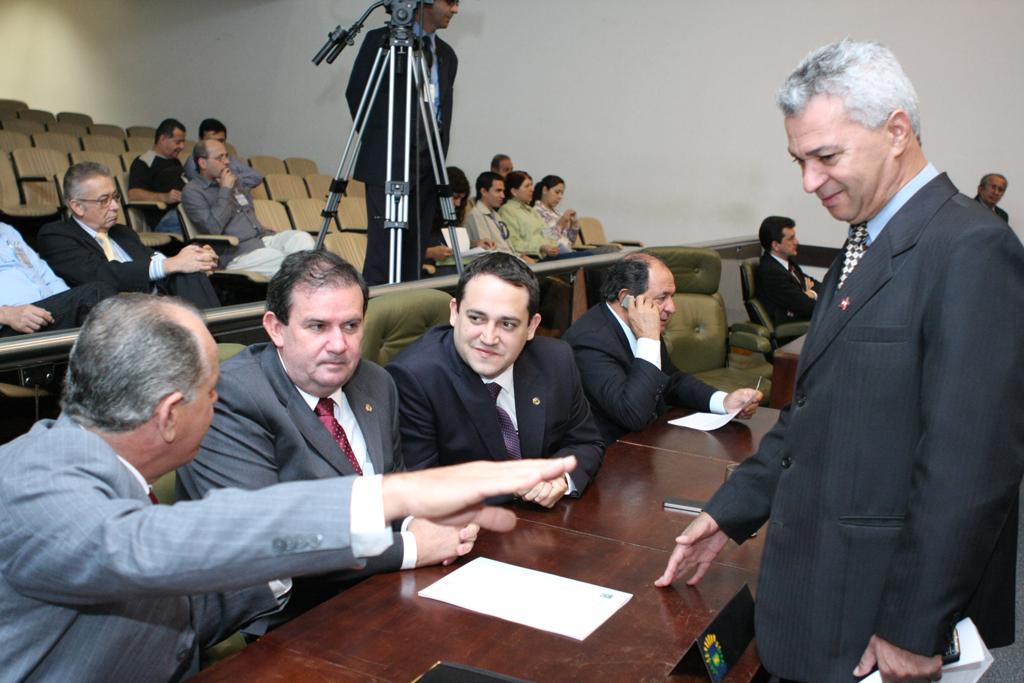 Imagem: Deputados durante a sessão desta quinta-feira.