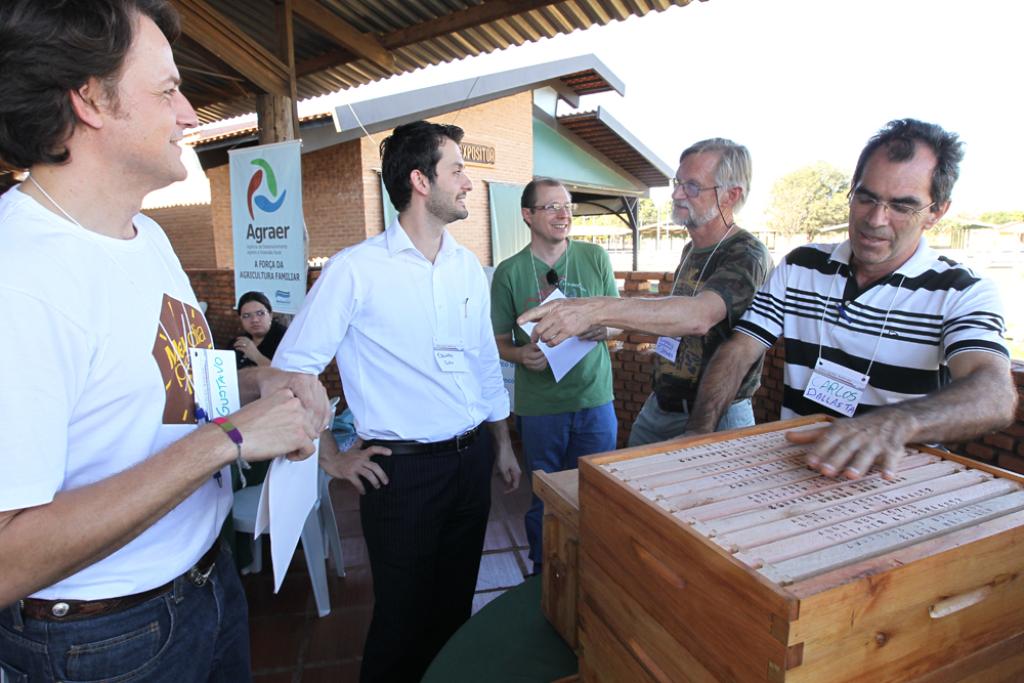 Imagem: Gustavo Bijus e Eduardo Cury (a esq.) conversam com os apicultores Eugênio Krüger e Carlos Dallastra