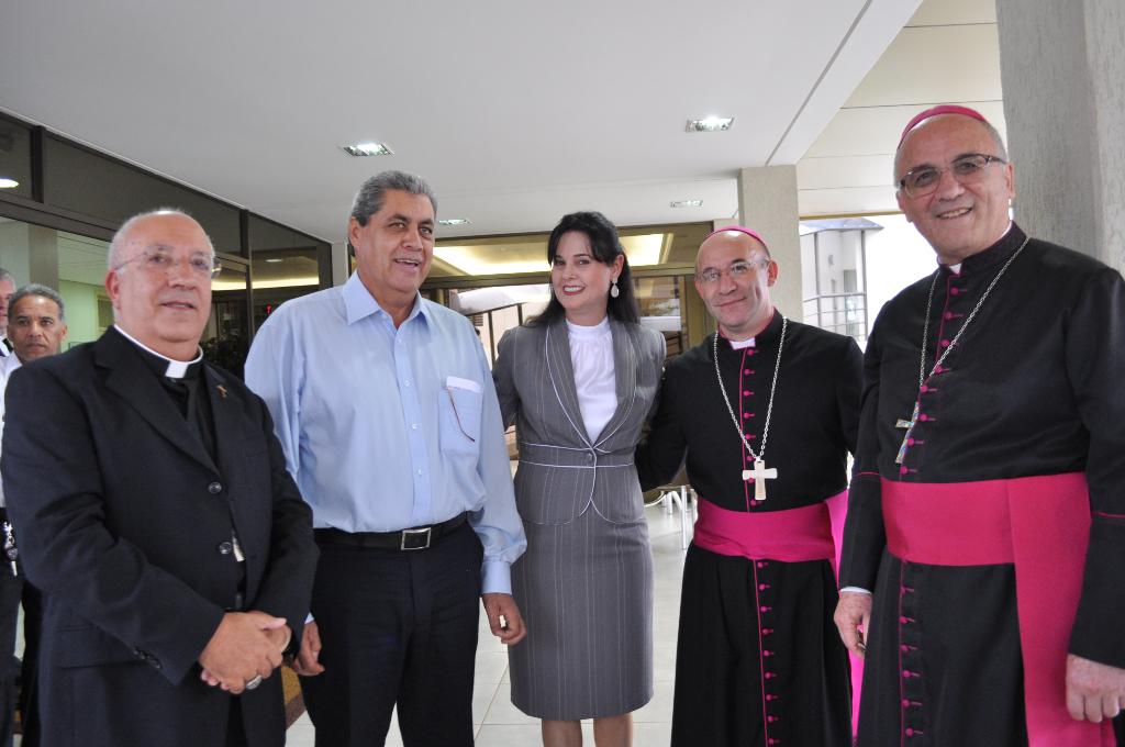 Imagem: Mara Caseiro ao lado do governador André Puccinelli e autoridades religiosas.