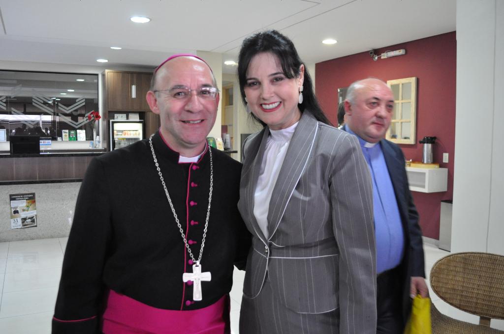 Imagem: Mara ao lado do Bispo Dom Ettore