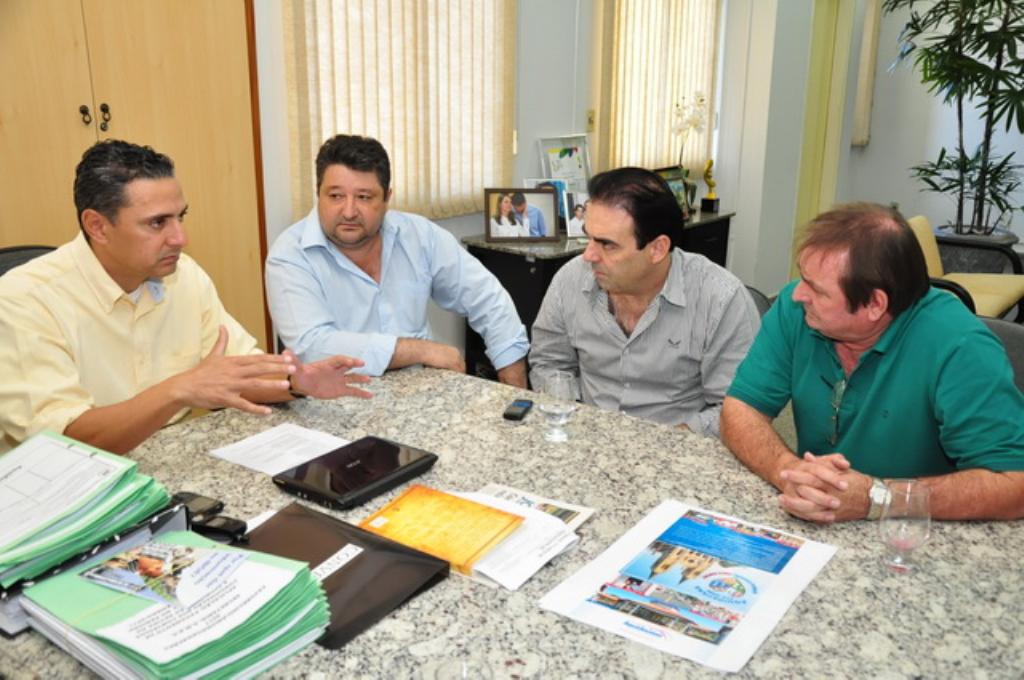 Imagem: Felipe Orro, Cezar Fialho e João Garcia com prefeito Fauzi