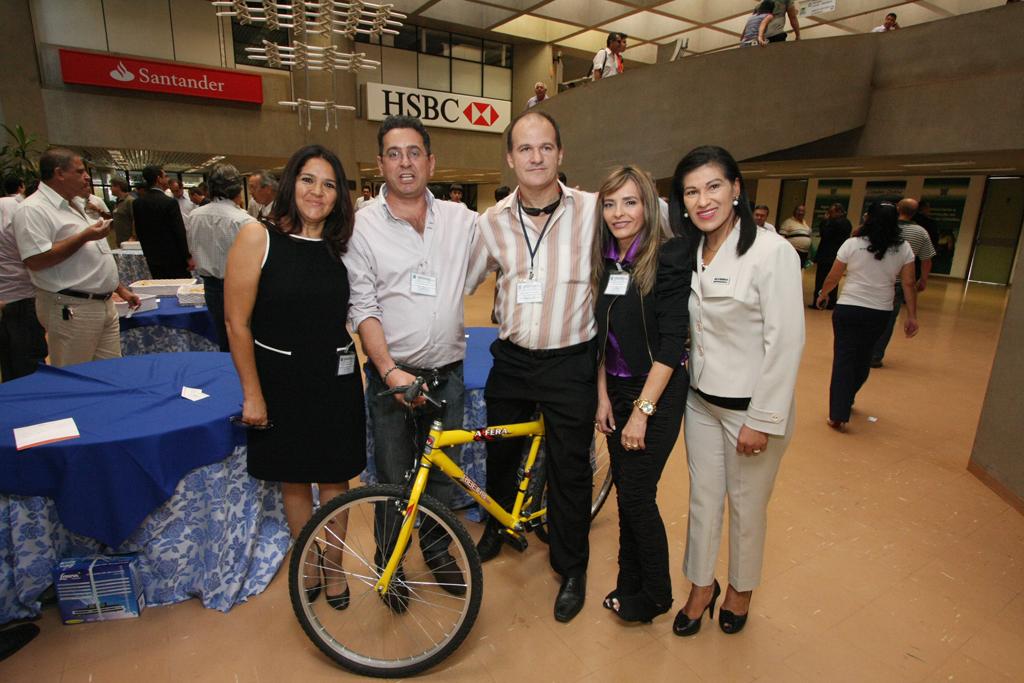 Imagem: Diretoria do Sisal/MS entregando bicicleta ao servidor Carlos Alberto Mendonça.