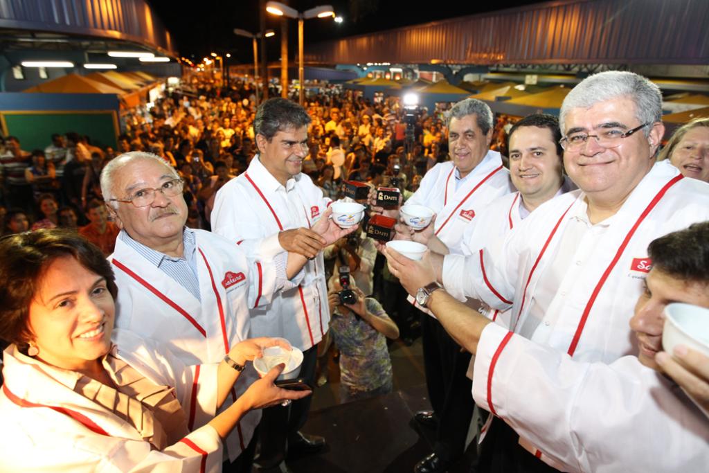 Imagem: Ao fundo, Nelsinho, André e Marcio Fernandes brindam com saquê na abertura do evento