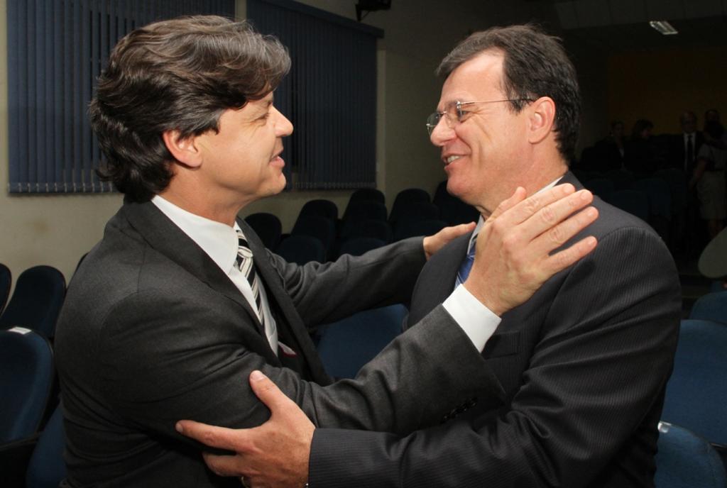 Imagem: Deputado Paulo Duarte cumprimentando o novo superintendente da PF, Edgar Paulo Marcon. 