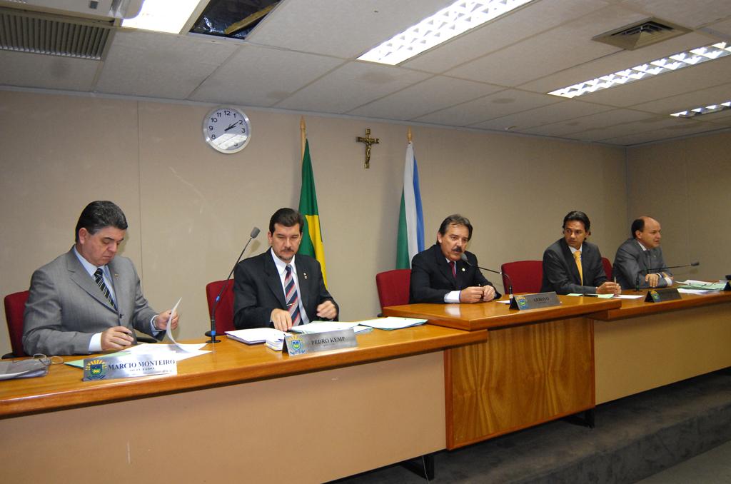 Imagem: Comissão de Constituição, Justiça e Redação durante reunião no Plenarinho Nelito Câmara.