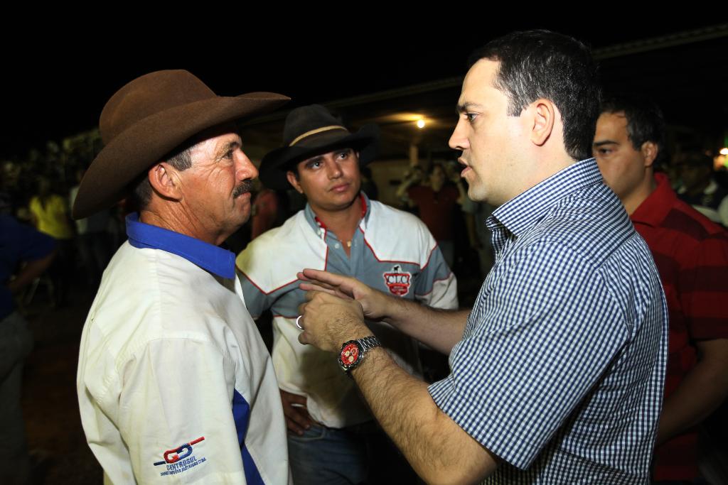 Imagem: Deputado Marcio Fernandes conversa com laçadores durante Circuito do Laço Comprido 2011