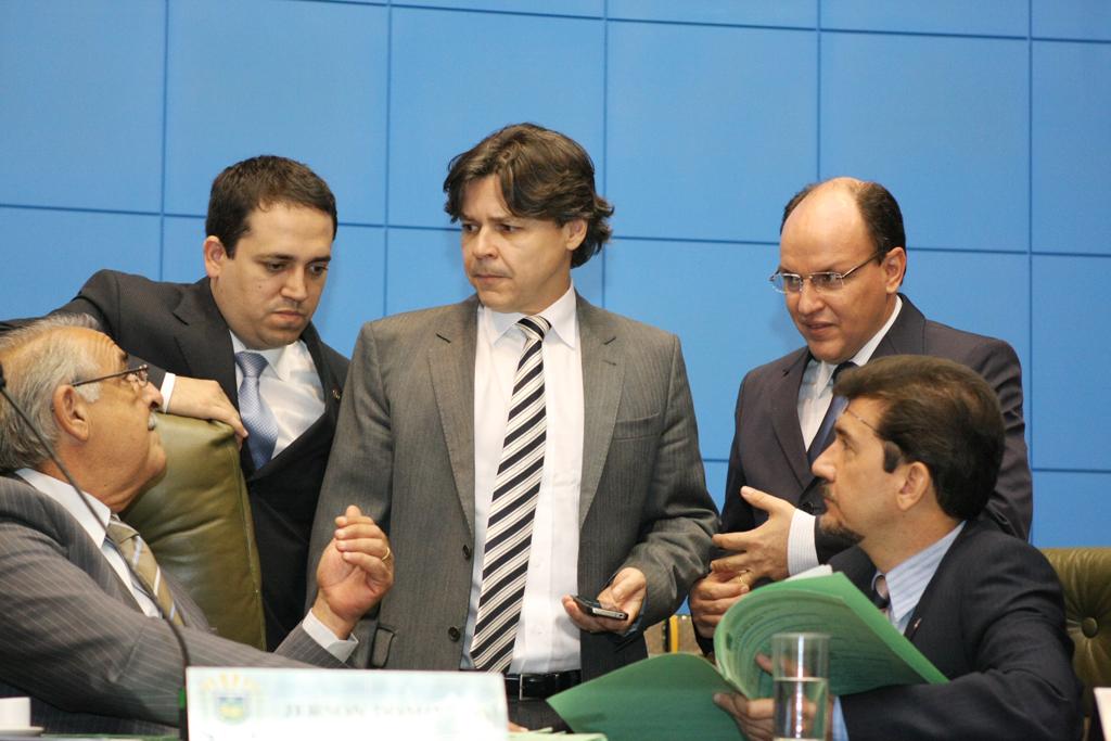 Imagem: Deputados conversando com Jerson Domingos, presidente da Assembleia, durante sessão realizada nesta quarta-feira.