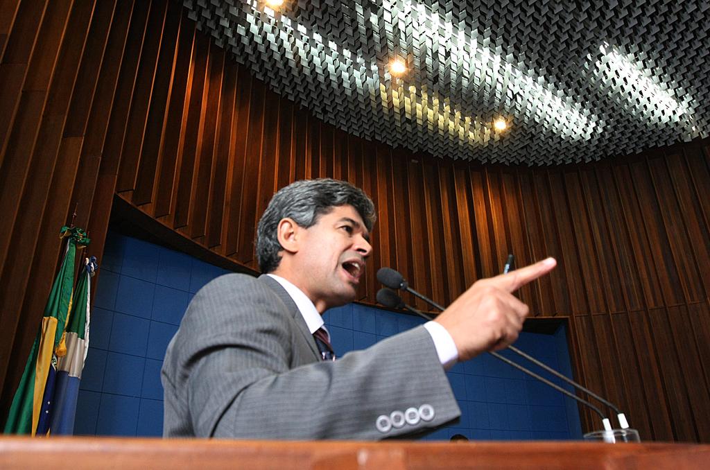 Imagem: Deputado Professor Rinaldo lembrou ainda que a bebida e o cigarro podem levar ao consumo de outras drogas.