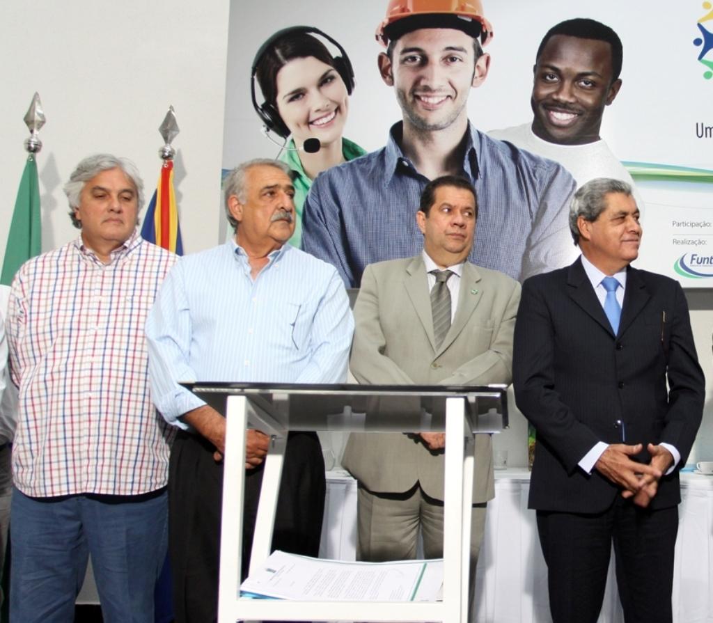 Imagem: Senador Delcídio do Amaral, deputado Jerson Domingos, ministro Carlos Lupi e governador André Puccinelli.