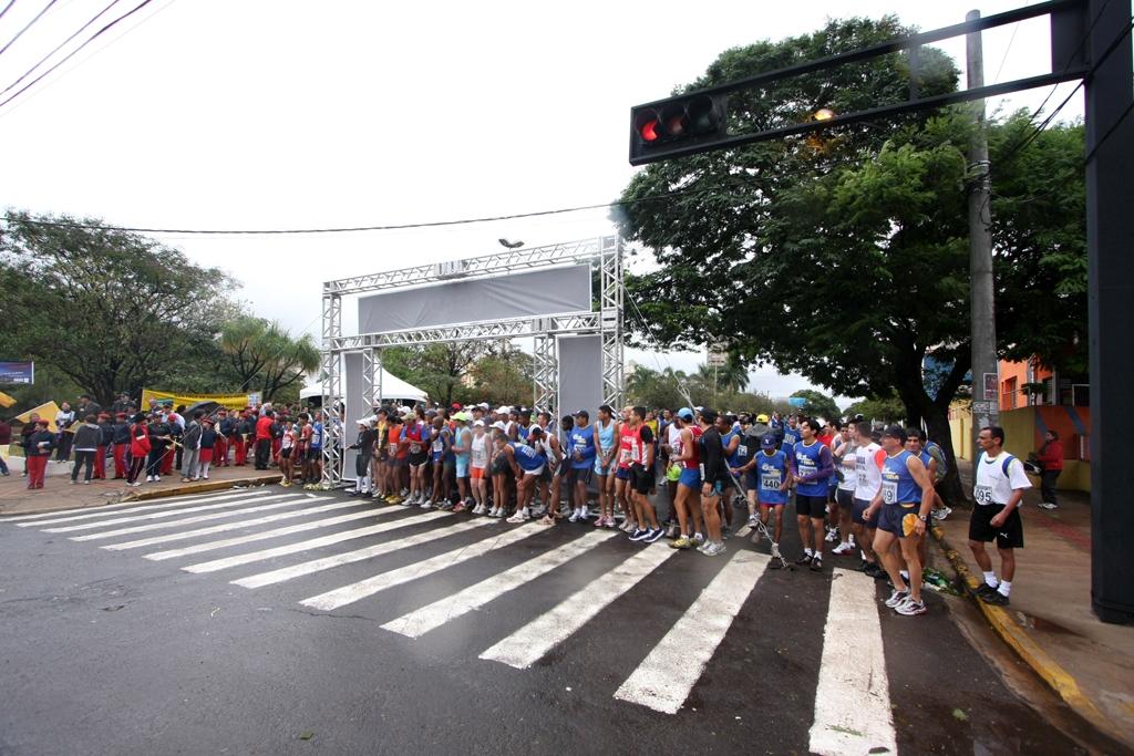 Imagem: Centenas de pessoas participaram da corrida alusiva à programação da Campanha Paz no Trânsito.