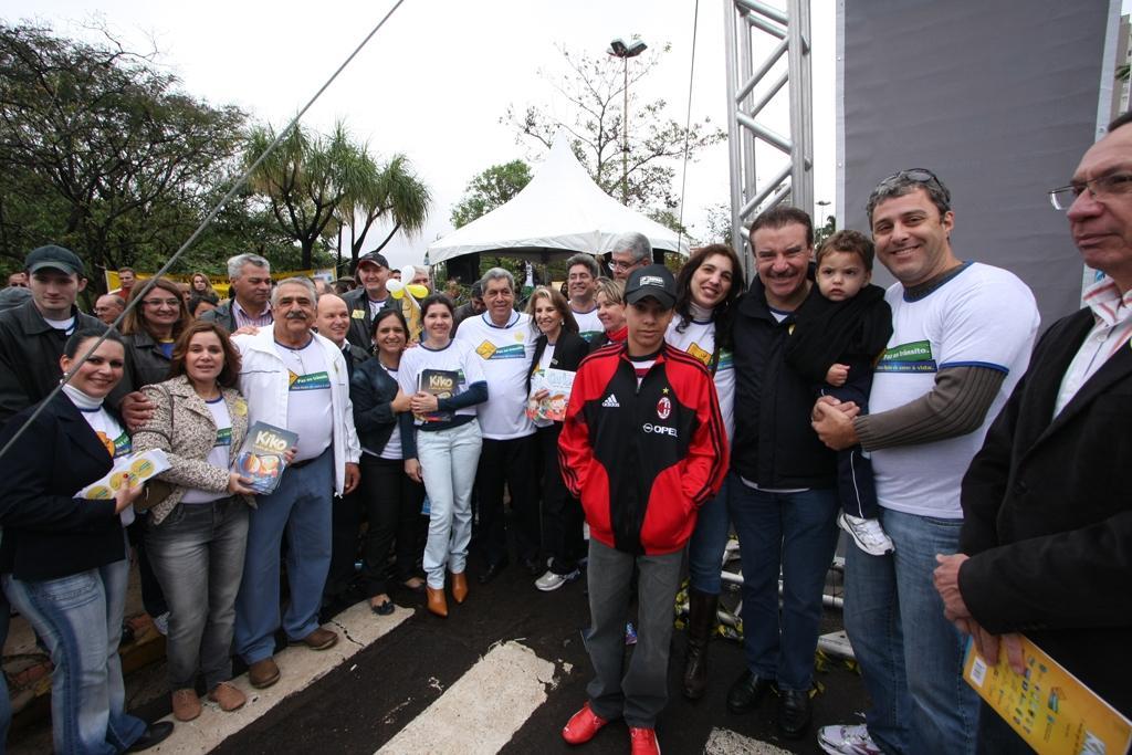 Imagem: Deputados e participantes da campanha durante lançamento na Praça do Rádio Clube.