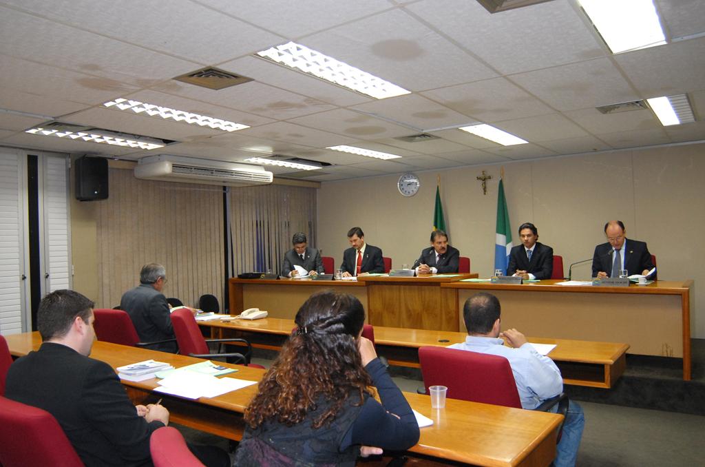 Imagem: Deputados que compõem a CCJR durante reunião realizada na tarde desta terça-feira.