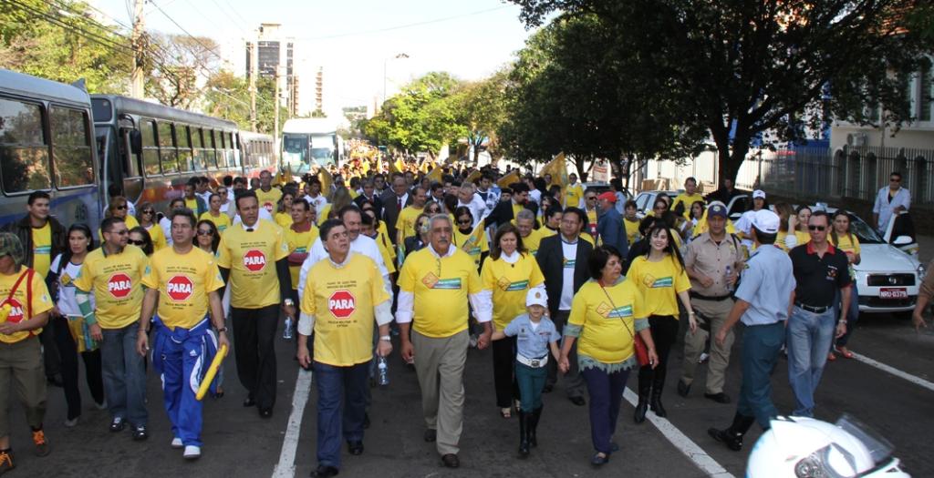 Imagem: Caminhada pela Paz no Trânsito contou com a participação de vários deputados.