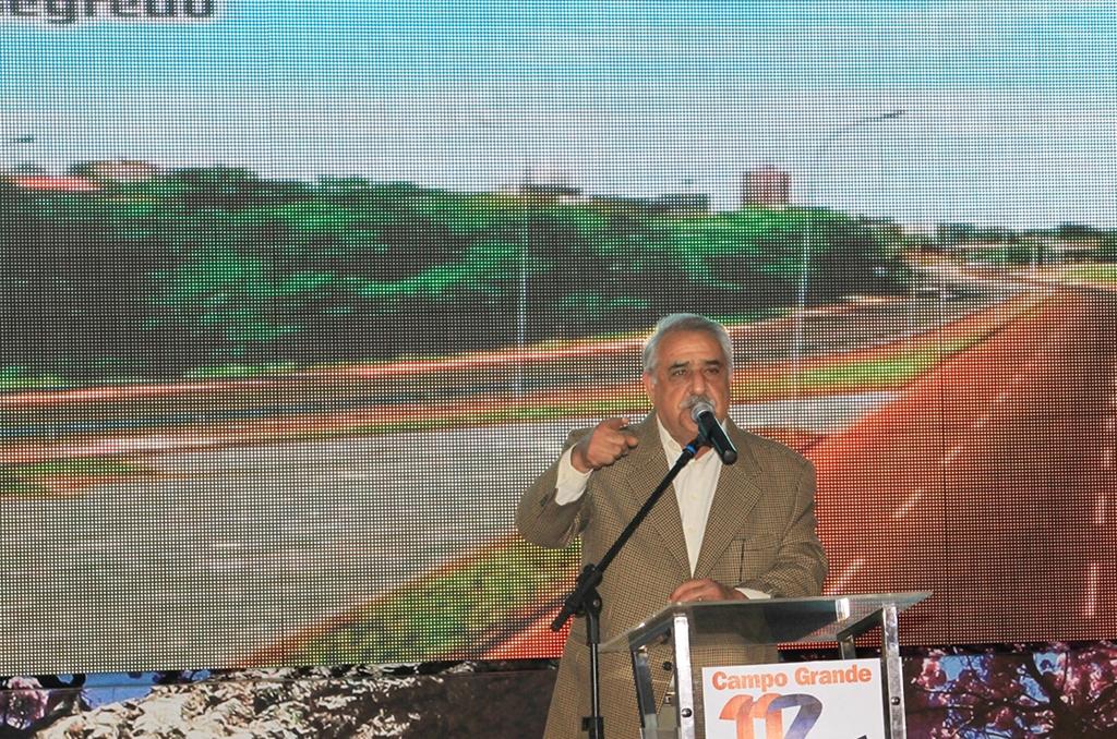 Imagem: Deputado Jerson Domingos discursando em solenidade comemorativa aos 112 anos de Campo Grande.