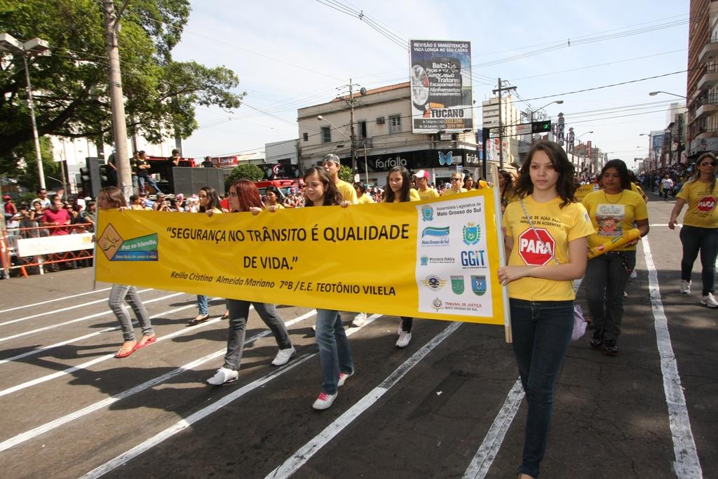 Imagem: Alunos de diversas escolas exibiram a faixa com o slogan da campanha no desfile alusivo aos 112 anos de Campo Grande.