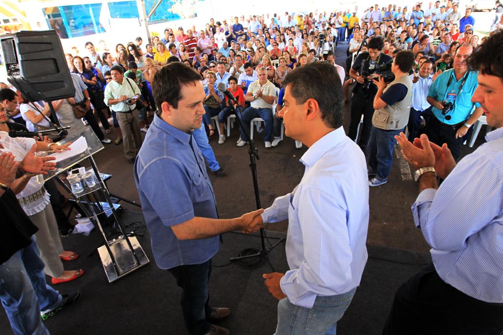 Imagem: Prefeito Nelsinho cumprimenta Marcio Fernandes durante inauguração de obra