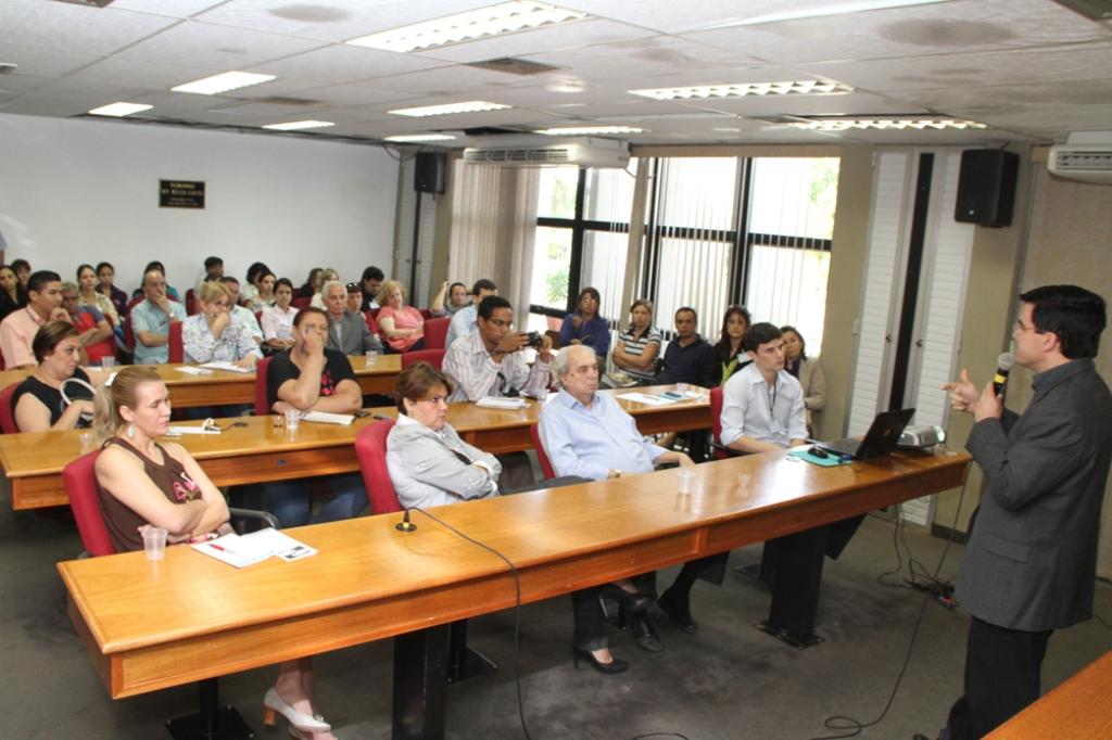 Imagem: Evento "A Família Feliz e as Drogas - Como evitar que seus filhos adoeçam?" foi realizado no Plenarinho Nelito Câmara.