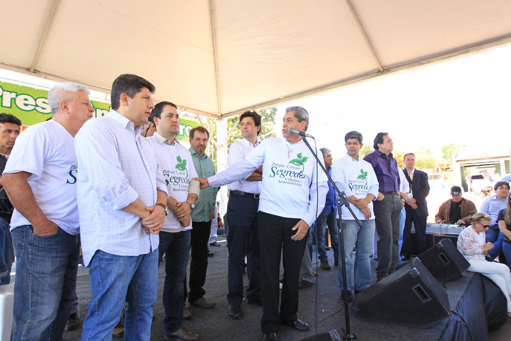 Imagem: Governador aponta o deputado Marcio Fernandes durante solenidade