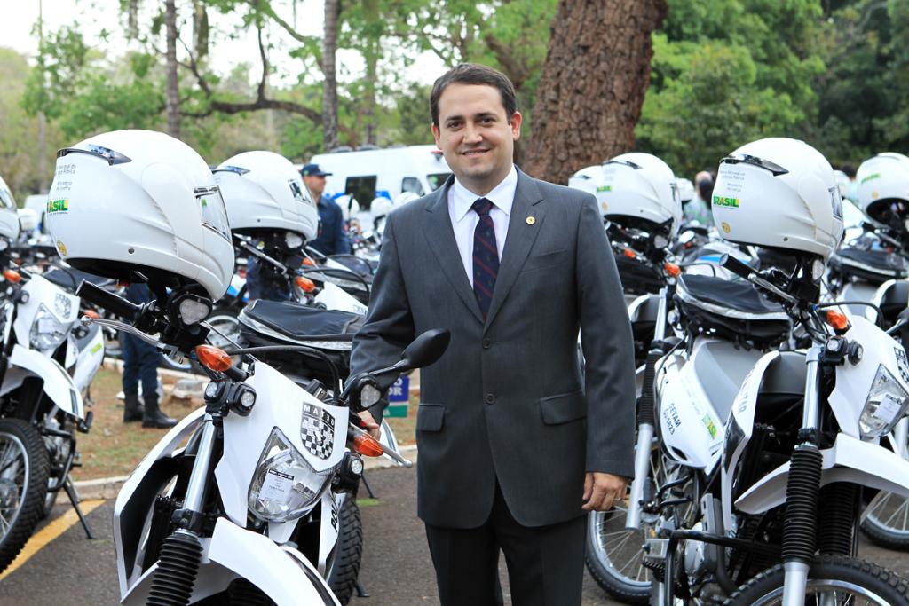 Imagem: Deputado Marcio Fernandes ao lado das motocicletas entregues nesta manhã