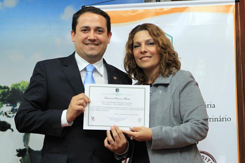 Imagem: Cibele Cação outorga diploma de honra ao mérito ao dep. Marcio Fernandes