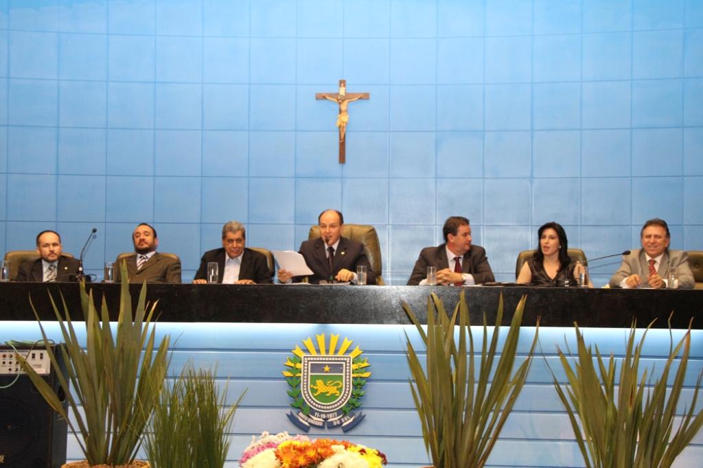 Imagem: Homenagens foram feitas pelos deputados Junior Mochi e Eduardo Rocha no Plenário Júlio Maia.