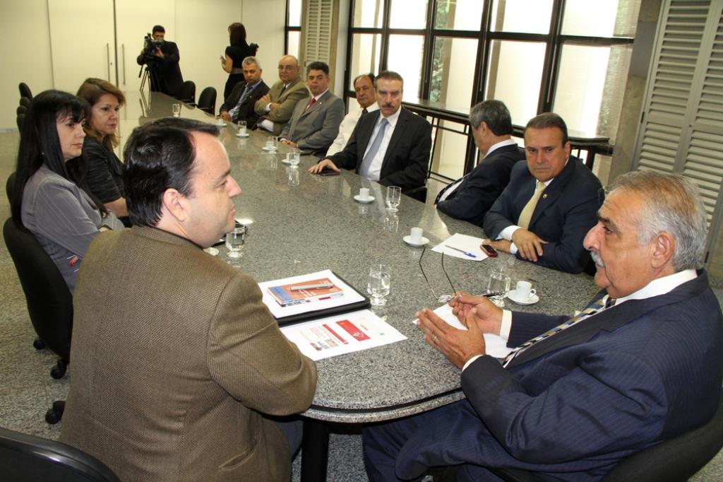 Imagem: Reunião entre reitor e deputados aconteceu na Sala da Presidência, nesta terça-feira.