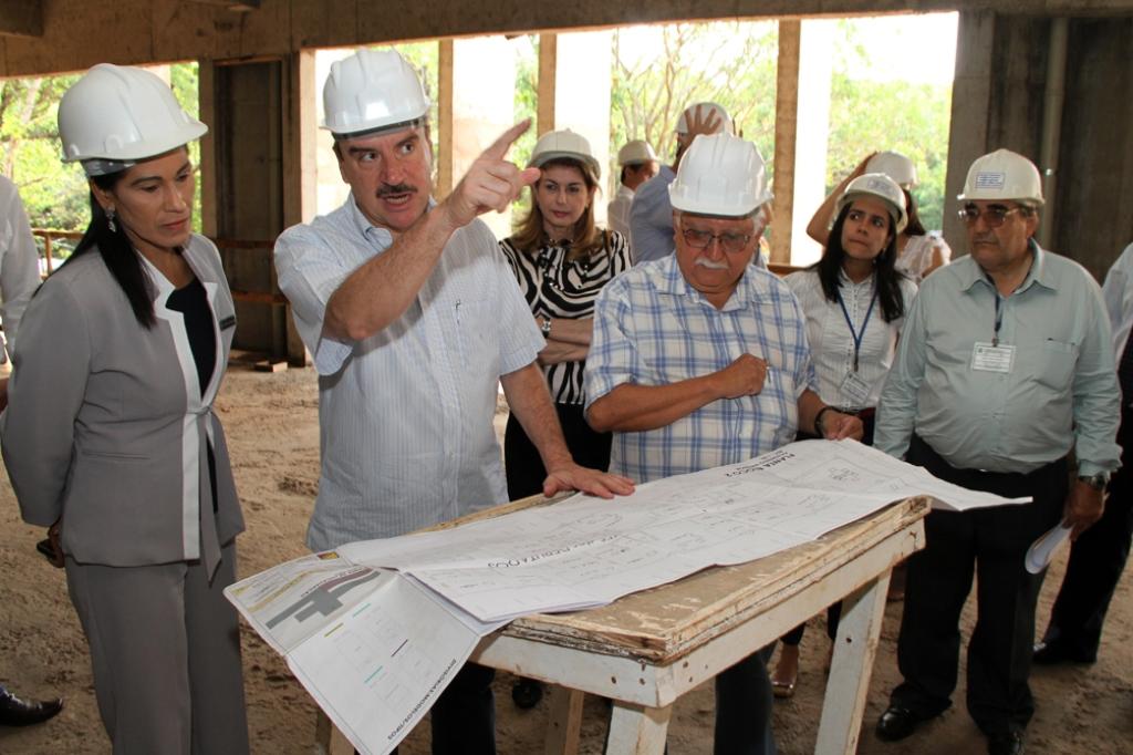 Imagem: Deputado Paulo Corrêa mostra aos diretores da Casa de Leis as obras do anexo ao prédio principal da Assembleia.