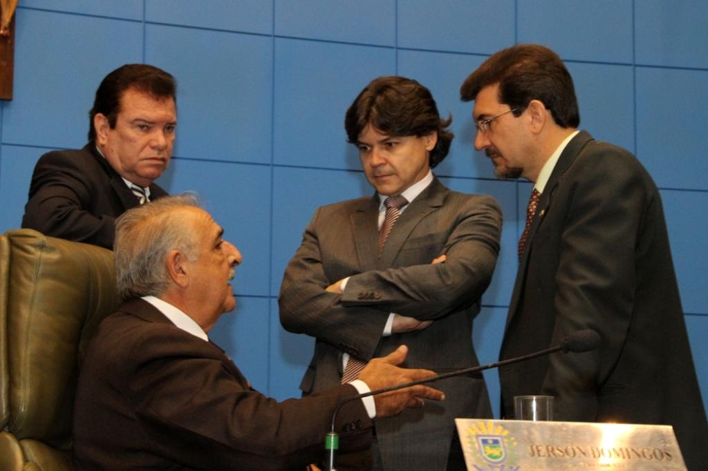 Imagem: Deputado Jerson Domingos conversa com outros parlamentares a respeito do evento.