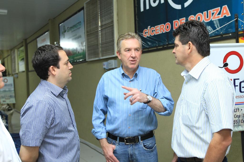 Imagem: Marcio Fernandes e os prefeitos de Curitiba, Luciano Ducci, e de Camapuã, Marcelo