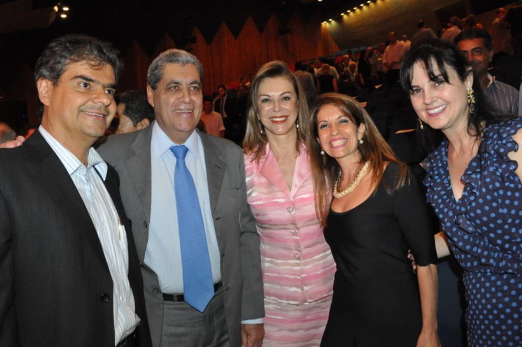Imagem: Mara ao lado do governador, prefeito Nelsinho e das primeiras-damas Beth Puccinelli e Maria Antonieta