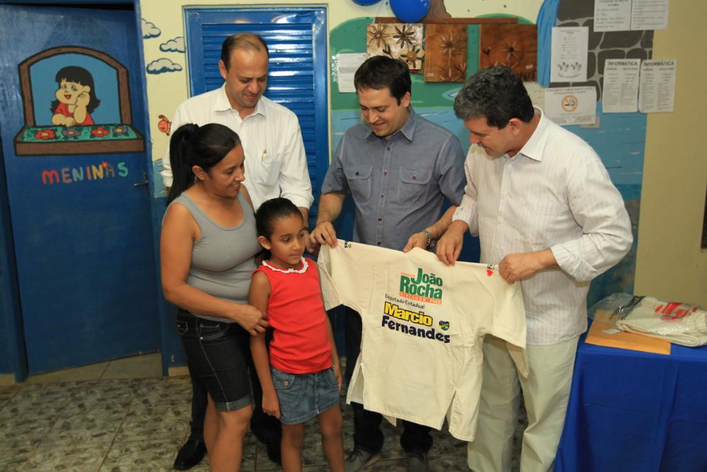 Imagem: Marco Cristalto, Marcio Fernandes e João Rocha entregam quimono para criança do "+1"