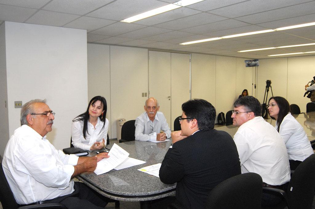 Imagem: Deputados e empresários se reuniram na presidência da AL.