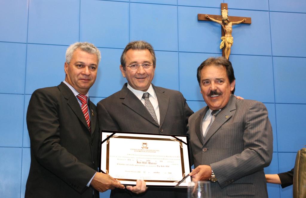 Imagem: Deputados Cabo Almi e Antônio Carlos Arroyo entregando Título de Cidadão Sul-Mato-Grossense a João Abib Mansur.