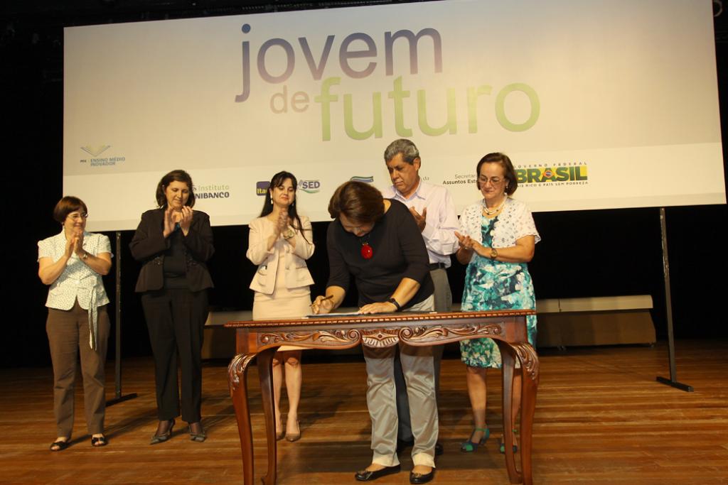 Imagem: Mara Caseiro representa a AL na assinatura da parceria
