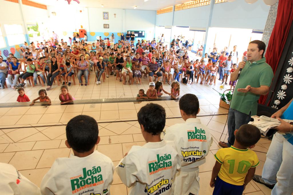 Imagem: Marcio Fernandes entrega quimonos do projeto Esperança Olímpica