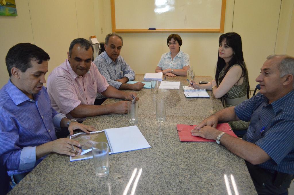 Imagem: Mara acompanha prefeitos e diretores das escolas durante reunião