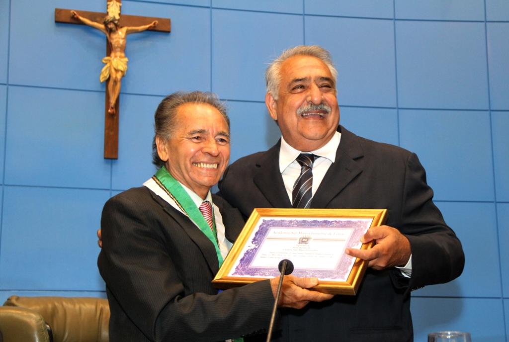 Imagem: Reginaldo Alves de Araújo, presidente da ASL, entrega título ao deputado Jerson Domingos.