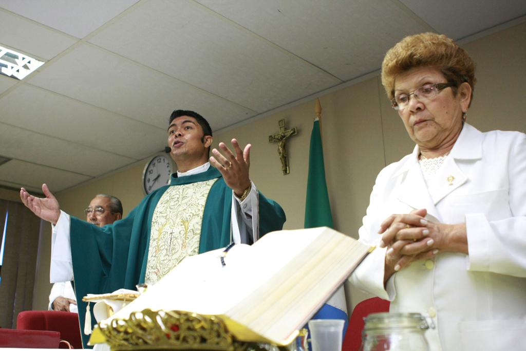 Imagem: Missa do mês de novembro foi celebrada no Plenarinho Nelito Câmara.