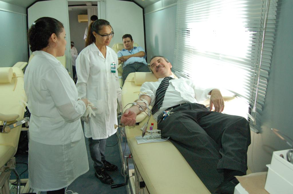 Imagem: Deputado Paulo Corrêa, 1º secretário da Casa, doando sangue no ônibus do Hemosul.