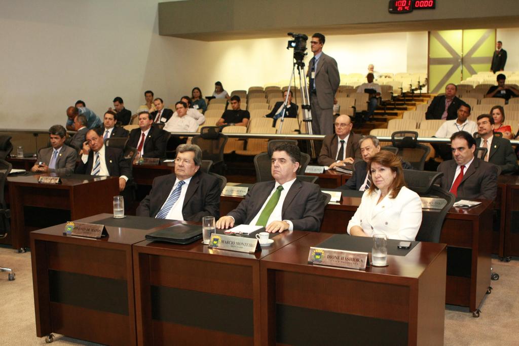 Imagem: Deputados durante a sessão desta quinta-feira.