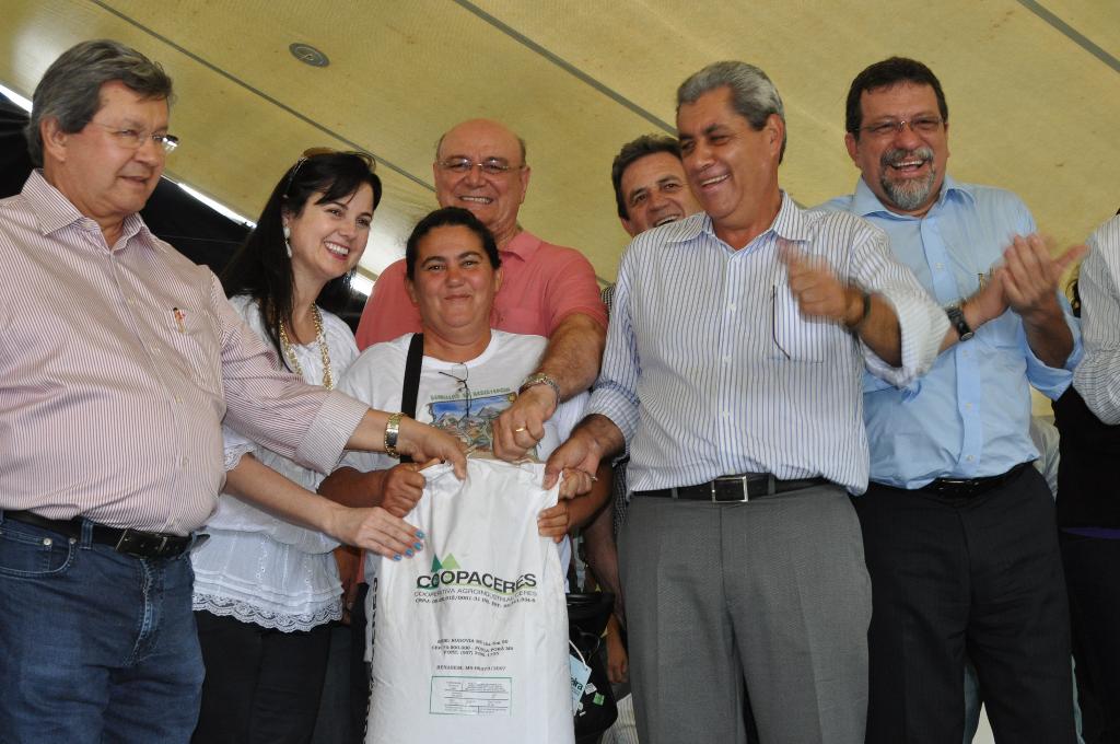 Imagem: Mara, ministro e governador entregam sementes para agricultora familiar