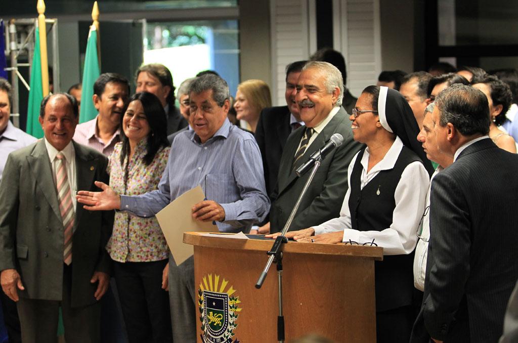 Imagem: Assinatura de emendas parlamentares aconteceu no saguão da Assembleia Legislativa.