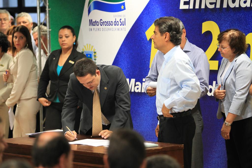 Imagem: Marcio Fernandes assina convênio para liberação de emenda
